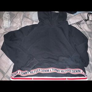 Hooded Tommy Hilfiger cropped long sleeve.